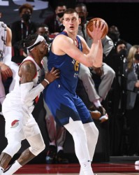  掘金队加时险胜雄鹿登顶西部  