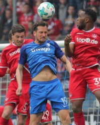  波鸿球迷横幅抗议俱乐部管理层  