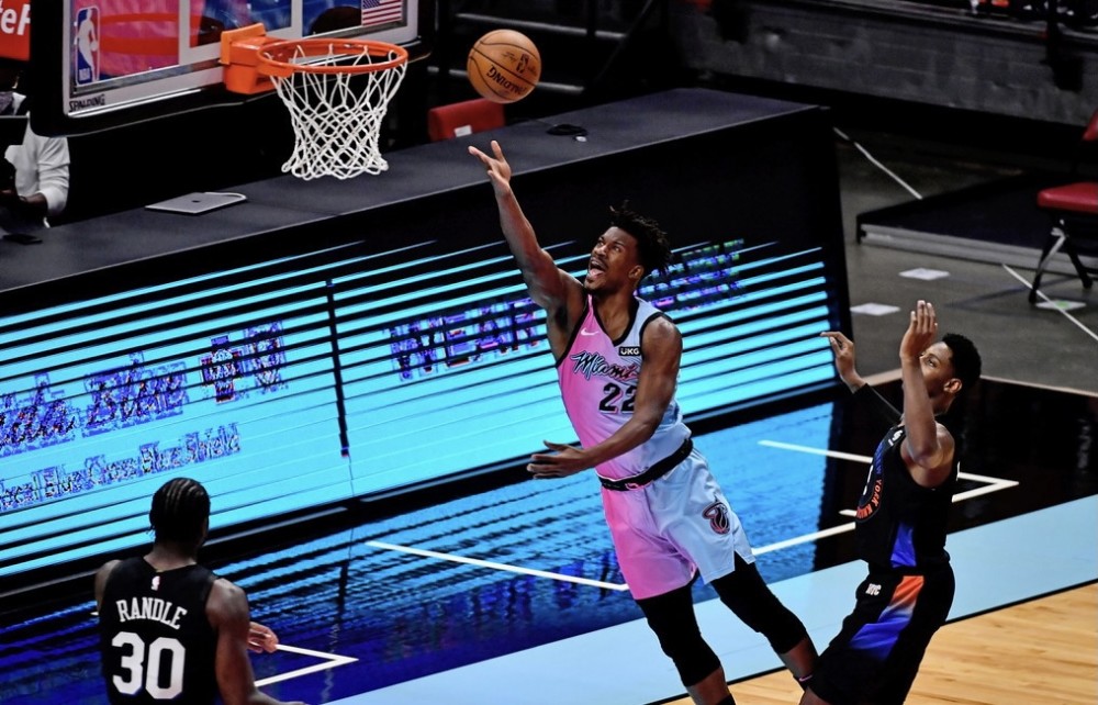  巴特勒关键球热火险胜尼克斯  